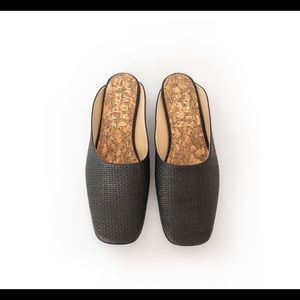 S SQUARE TOE SLIDE BLACK RAFFIA